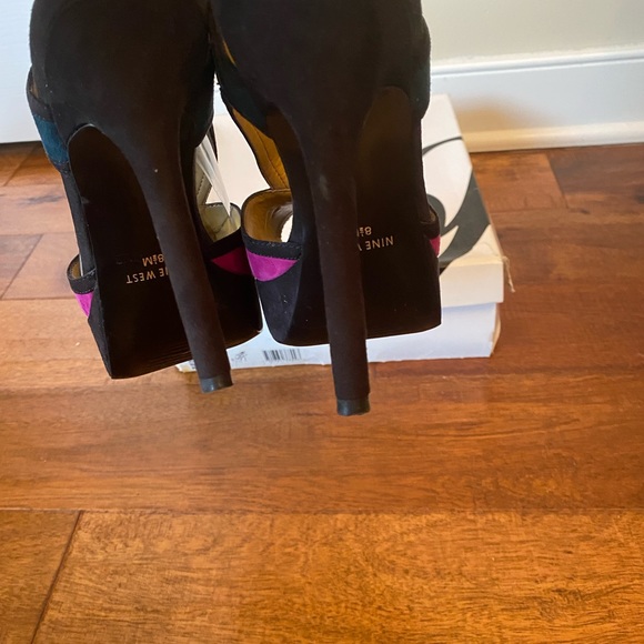Nine West multi block color, suede, peep toe, size 8 1/2 pumps - Picture 5 of 7